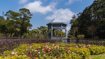 The ‘dolphin blue’ gazebo in Victorian style is the centerpiece of the colourful display gardens.